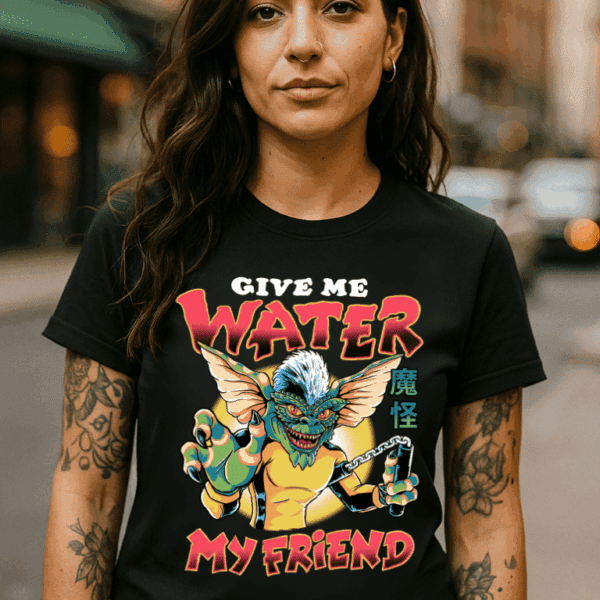 Camiseta Gremlins Give Me Water My Friend · Parodia Bruce Lee | Cat Beleren