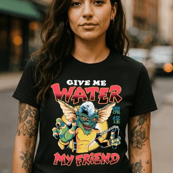 Camiseta Gremlins Give Me Water My Friend · Parodia Bruce Lee | Cat Beleren